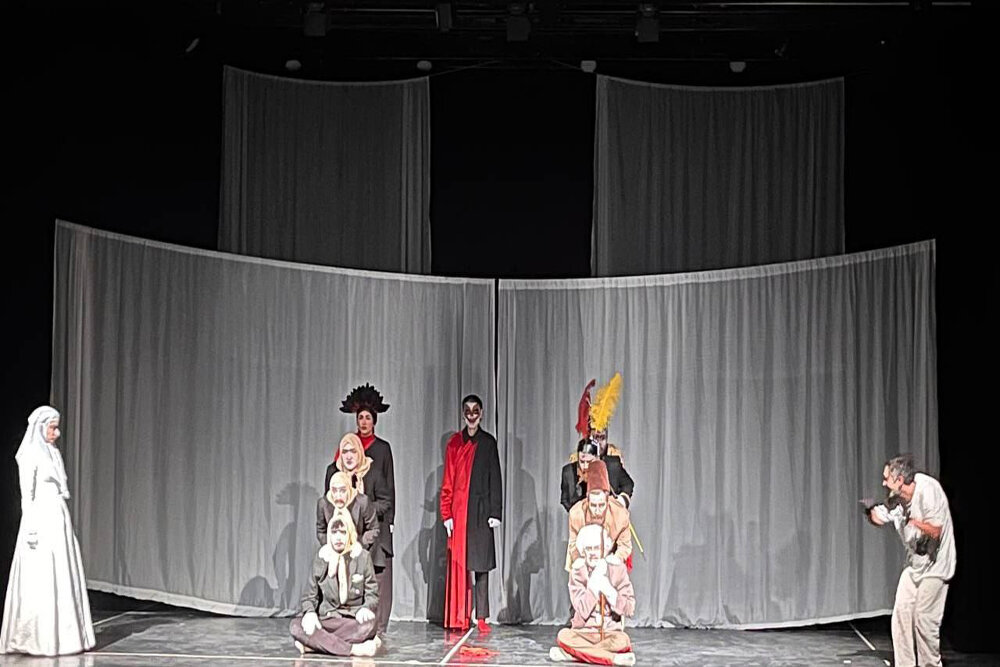 بحران جانشینی با لباس عروسک‌ها؛ از المان‌های قاجار استفاده کردم