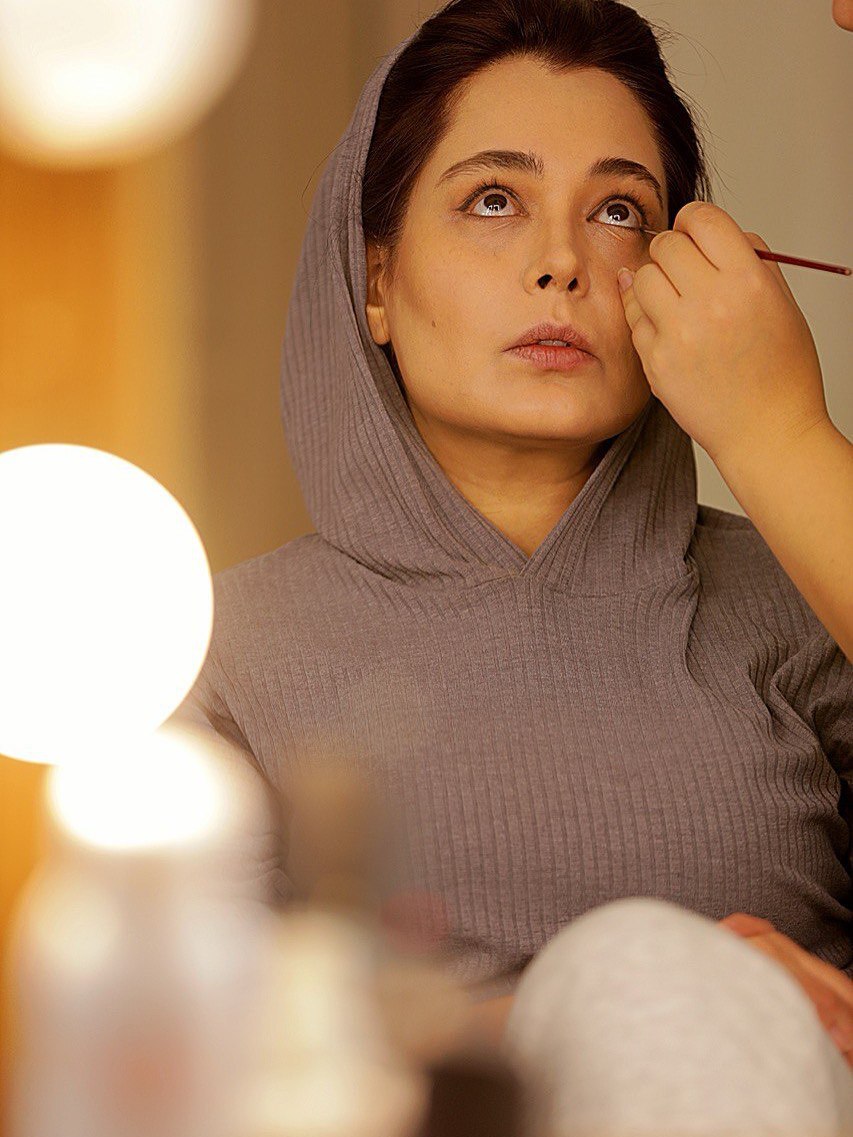 ژست هنری ارغوان سریال دلدادگان با پوشش پاییزی ژست هنری ارغوان سریال دلدادگان با پوشش پاییزی