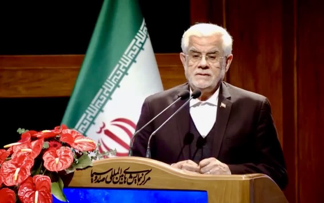 فولاد مبارکه تنها فولادساز در جمع ۱۰ شرکت برتر کشور؛ درخشش با کسب رتبه‌های اول فروش و بازده فروش در گروه فلزات آهنی و رتبه‌های سوم ارزش‌افزوده، سودآوری، اشتغال‌زایی و ارزش بازار برتر