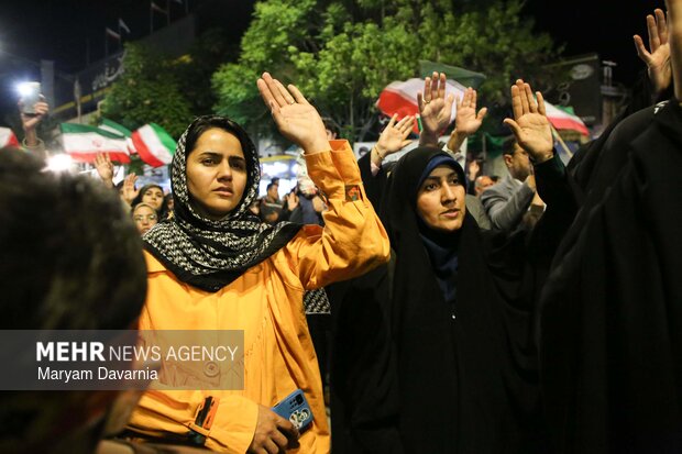 هفتاد شب حضور در میدان «شهید» بجنورد؛ از پزشک فوق‌تخصص تا مادر داغدار