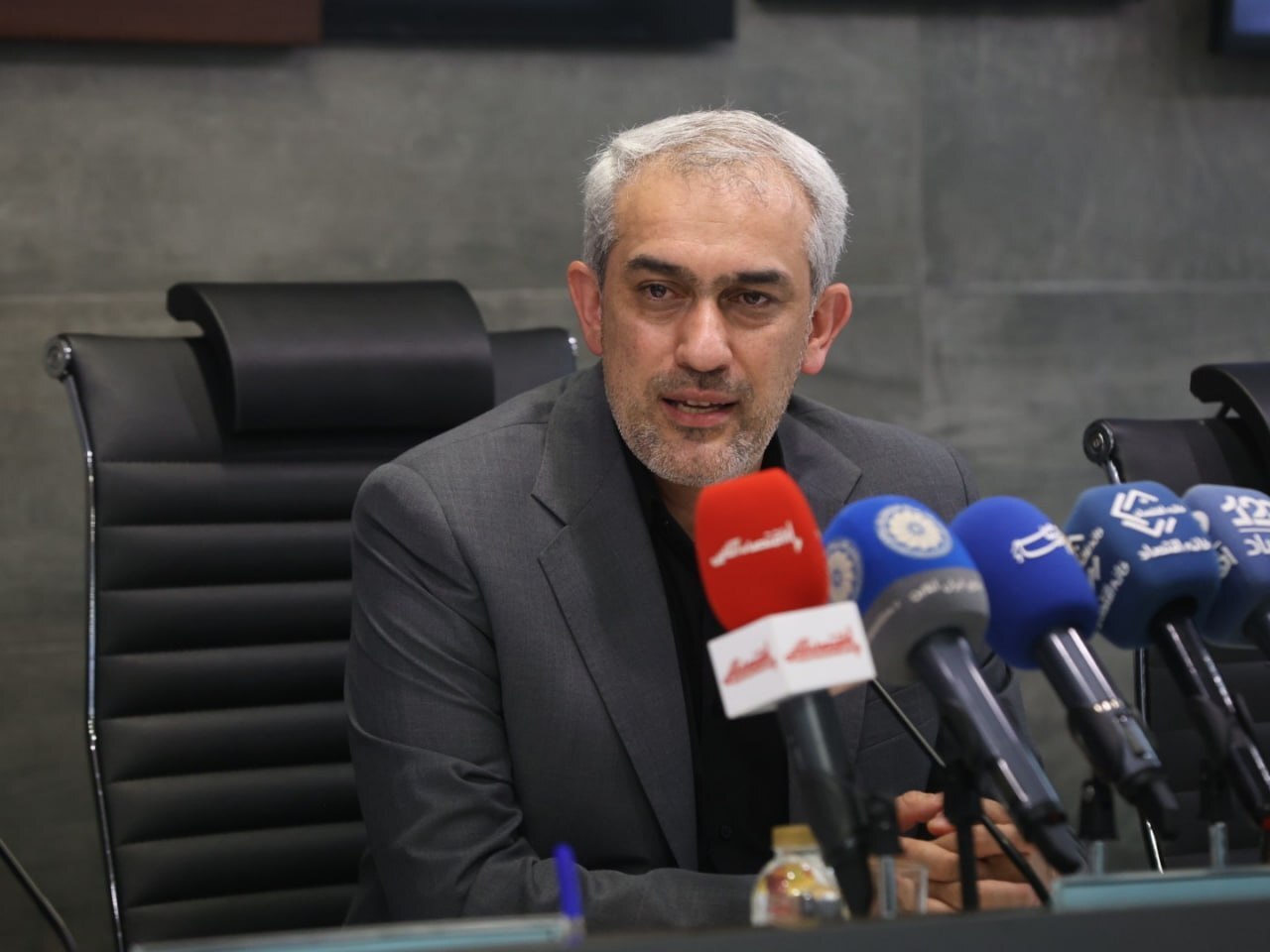 مدنی‌زاده: روش فعلی قیمت‌گذاری دارو پاسخگو نیست | همتی: محدودیت بانکی صادرکنندگان عراق رفع می‌شود