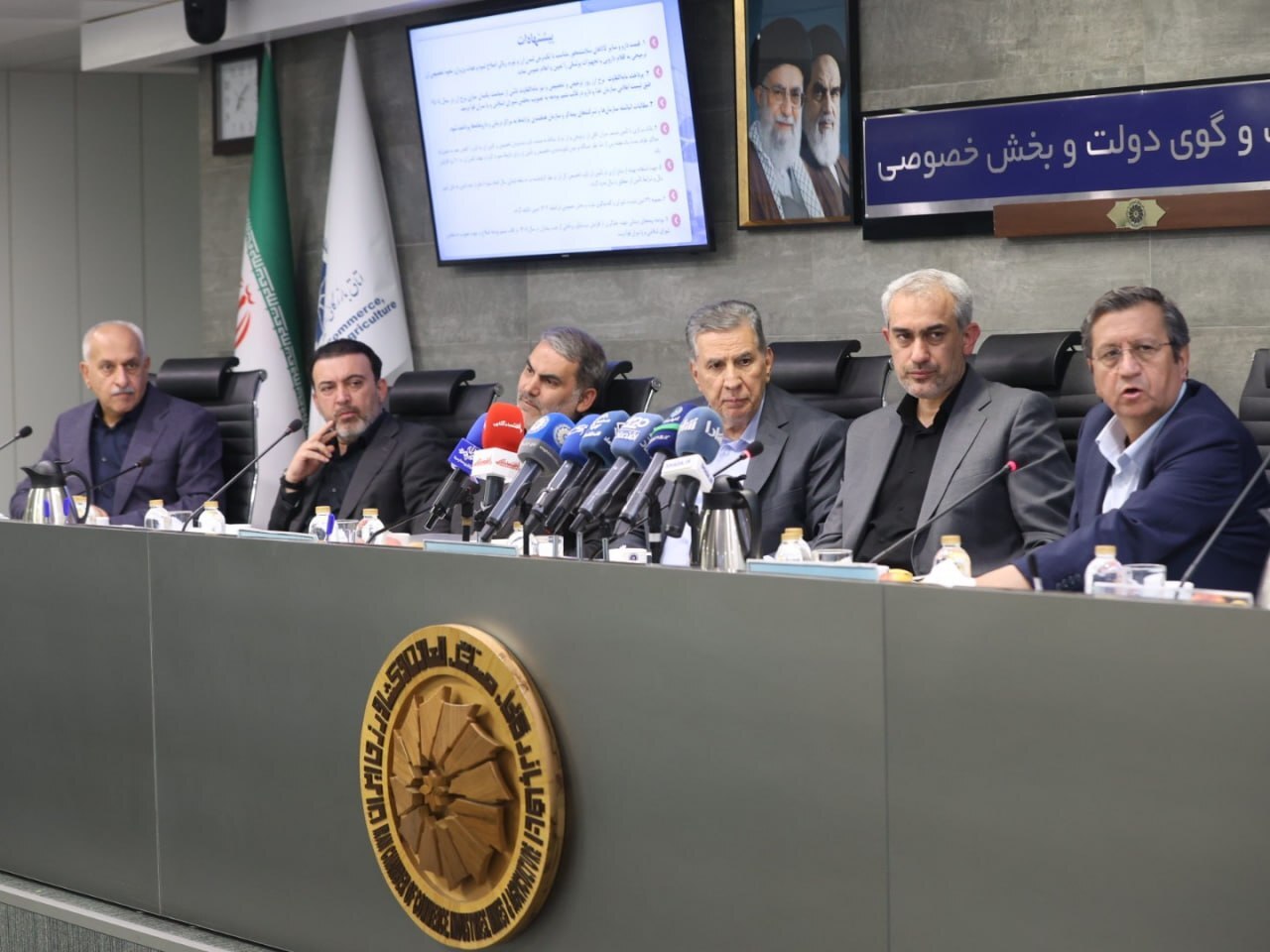 مدنی‌زاده: روش فعلی قیمت‌گذاری دارو پاسخگو نیست | همتی: محدودیت بانکی صادرکنندگان عراق رفع می‌شود