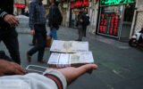 معامله گران بازار سهام و ارز دست به عصا شدند