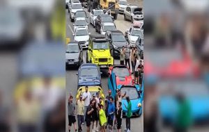 ماجرای بسته‌شدن جاده فیروزکوه توسط چند خودروی لاکچری
