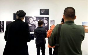 آغاز نمایشگاه عکس حقیقت و «نورآمد»؛ نقاشی که زن را میانجی تاریخ می‌دید