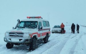 امدادرسانی به خودروهای گرفتار در برف و کولاک محور مهاباد – بوکان