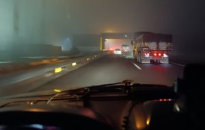 امدادرسانی راهداران مرکزی به خودروهای گرفتار در محور خمین- الیگودرز