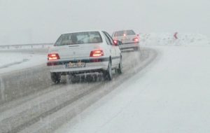 بارش برف و باران در محورهای ۱۰ استان کشور / ورودی‌های تهران قفل شد