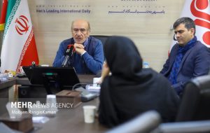 تفکری در حال کوبیدن تلویزیون است؛ مشکل امروز ما نه حجاب است نه رقص! تفکری در حال کوبیدن تلویزیون است؛ مشکل امروز ما نه حجاب است نه رقص!