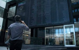 عبور از سقف تاریخی با چاشنی خروج پول حقیقی ها / بازار سهام اصلاح می کند؟