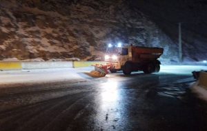 عملیات برف روبی محورطالقان-زیاران انجام شد؛ لزوم همراه داشتن زنجیر چرخ