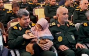 قاب ماندگار یادگار شهید قائدی در آغوش فرمانده