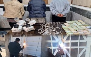 منزل فروشنده مواد مخدر شیشه و هروئین در داراب فارس پلمب شد