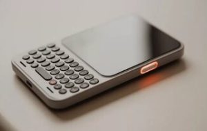 آخرین تلاش‌ها برای احیای بلک‌بری/ Clicks Communicator با کیبورد فیزیکی معرفی شد