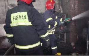 آتش‌سوزی در کارگاه اتاق‌سازی خودروهای سنگین در میاندوآب مهار شد