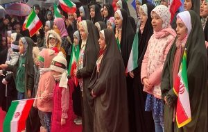 اجرای سرودهای انقلابی توسط کودکان ارومیه ای در حاشیه راهپیمایی ۲۲ بهمن