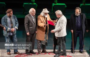 از رسیدن جایزه فجر به نمایشی از هرمزگان تا اجرایی متفاوت از متن چخوف