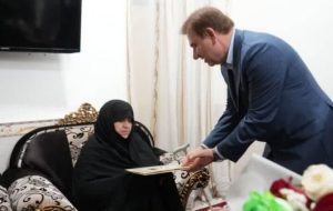 استاندار بوشهر با خانواده شهید امنیت در برازجان دیدار کرد