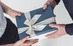 بهترین هدیه برای کارمندان در پایان سال؛ ۷ ایده که خسته‌کننده نیست!