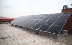 بهره‌برداری همزمان از نیروگاه‌های خورشیدی ادارات قم با ظرفیت یک مگاوات