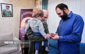 حضور رئیس مجلس در منزل شهید فرج‌الله شوشتری