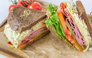 طرز تهیه ساندویچ پاسترامی گرم خانگی/ میان وعده دلچسب برای عصر‌های زمستان