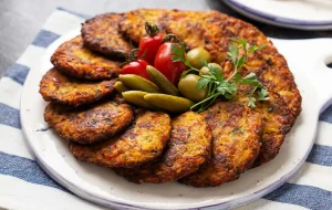 طرز پخت کوکوی مرغ و پیازچه؛ افطاری ساده و مقوی