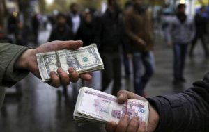 نرخ واقعی طلا و ارز در بلاتکلیفی | دلار ۱۶۳ هزار تومانی با اقتصاد کشور سازگاری ندارد