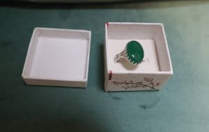 هدیه رهبر انقلاب به همسر شهیدی که انگشت و انگشتر شهیدش را ربودند