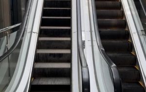 ۱۵ نکته کلیدی قبل از خرید اینترنتی پله برقی که هر کارفرما باید بداند