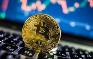 قیمت بیت‌کوین کاهشی شد/ ورود به کانال ۷۱ هزار دلار