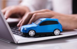 اختلاف فاحش میان قیمت‌های رسمی و آگهی‌های اینترنتی خودرو / مراقب کلاهبردارها باشید