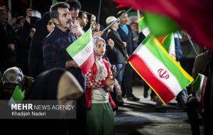 ادامه قرارهای شبانه مردم ایلام در میدان ۲۲ بهمن