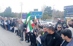 تشکیل زنجیره انسانی در مقابل نیروگاه حرارتی تبریز + تصاویر