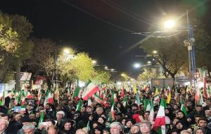 دختر تبریزی با اسب و تفنگ در تجمع شبانه حضور یافت+ عکس