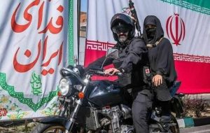 یک تصویر متفاوت/ بانوی مسلح روی موتور در میادین تهران + عکس یک تصویر متفاوت/ بانوی مسلح روی موتور در میادین تهران + عکس