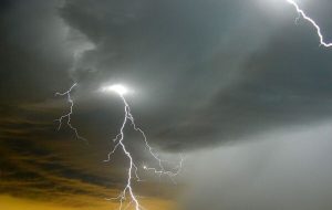 آماده‌باش برای طوفان و رعدوبرق در ۱۲ استان /  باران، باد شدید و گردوخاک در راه است