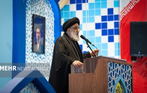 امام جمعه کرج: دشمن می خواهد جنگ را به معیشت مردم بکشاند