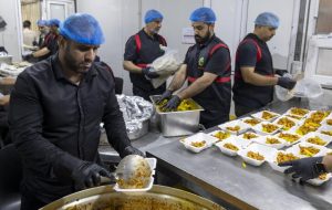 توزیع ۱۰ هزار پرس غذا میان زائران حرم مطهر حضرت عباس(ع) در شب جمعه توزیع ۱۰ هزار پرس غذا میان زائران حرم مطهر حضرت عباس(ع) در شب جمعه