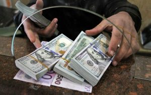 فروش دلار توسط شعب برخی بانک‌ها / بانک مرکزی پس از شوک قیمتی به بازار دست به کار شد
