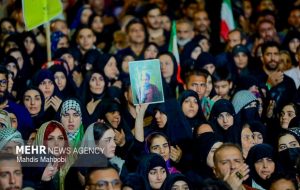 فشارها و جنگ روانی نتوانسته مردم را از صحنه خارج کند فشارها و جنگ روانی نتوانسته مردم را از صحنه خارج کند
