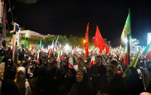 همدلی و ایستادگی مردم محلات در شب هفتادم حضور در خیابان همدلی و ایستادگی مردم محلات در شب هفتادم حضور در خیابان