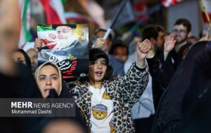 پرچم ایران بر زمین نمیماند؛ روایت میدانداری نوجوانان رامیانی پرچم ایران بر زمین نمیماند؛ روایت میدانداری نوجوانان رامیانی