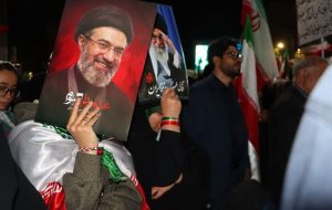 حضور پرشور مردم مهاجران در نود و دومین شب بیعت با ولایت فقیه حضور پرشور مردم مهاجران در نود و دومین شب بیعت با ولایت فقیه