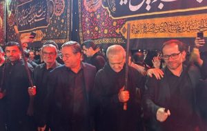 حضور پزشکیان در مراسم شام غریبان حضرت اباعبدالله الحسین (ع) در ارومیه