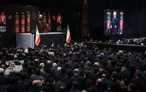 عزاداری شب تاسوعا در جوار قتلگاه رهبر شهید انقلاب عزاداری شب تاسوعا در جوار قتلگاه رهبر شهید انقلاب