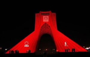 نقش‌ بستن نشان انتقال خون بر قامت برج آزادی