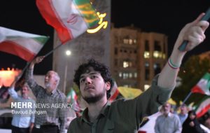 پرچمهای برافراشته در میان تکبیر مشهدی ها در یکصدوسومین قرار شبانه پرچمهای برافراشته در میان تکبیر مشهدی ها در یکصدوسومین قرار شبانه