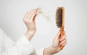 چرا موهای زنان پس از زایمان می‌ریزد؟