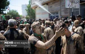 گِلمالی لرستانیها در مراسم وداع با رهبر شهید در تهران گِلمالی لرستانیها در مراسم وداع با رهبر شهید در تهران
